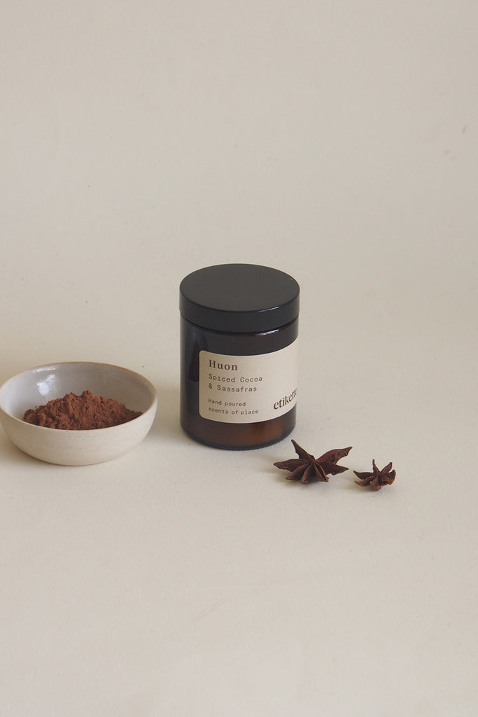 Etikette: Huon - Spiced Cocoa & Sassafras Soy Candle - Kura Studio