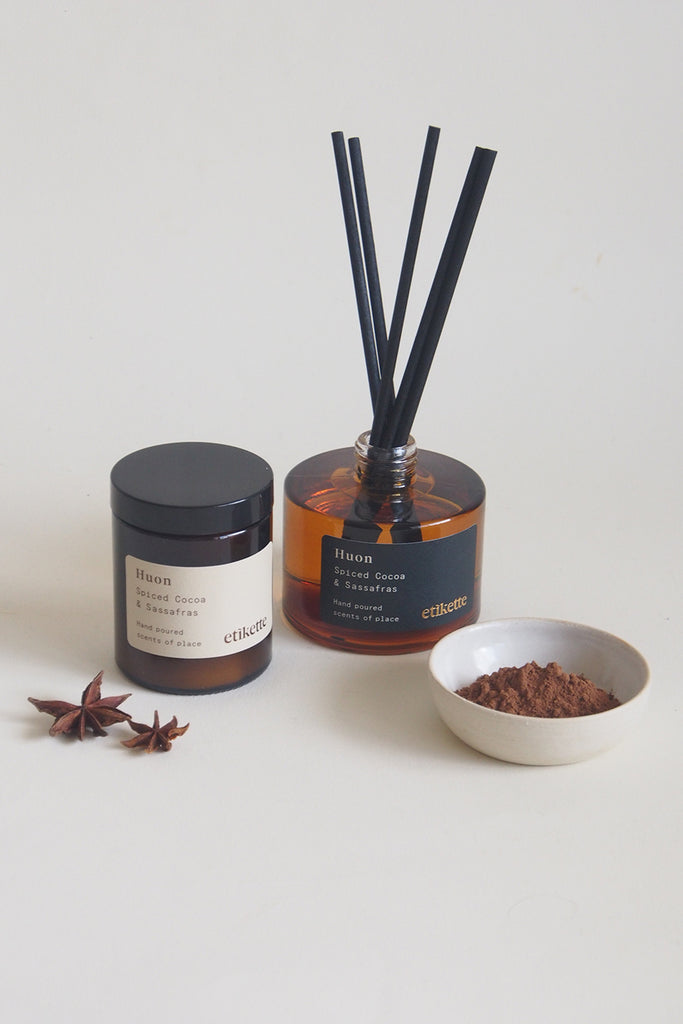 Etikette: Huon - Spiced Cocoa & Sassafras Soy Candle - Kura Studio